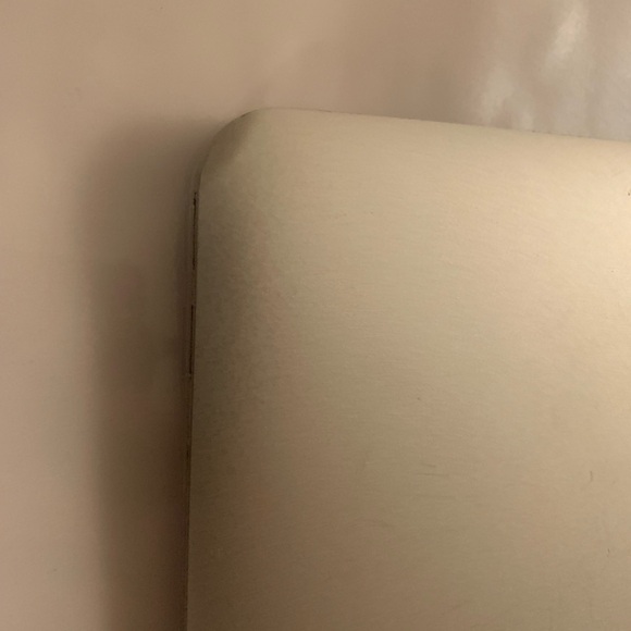 Apple MacBook Air MC505LL/A 1.40 GHz 2GB RAM 64GB SSD 11.6" HD (Used) - Picture 3 of 12